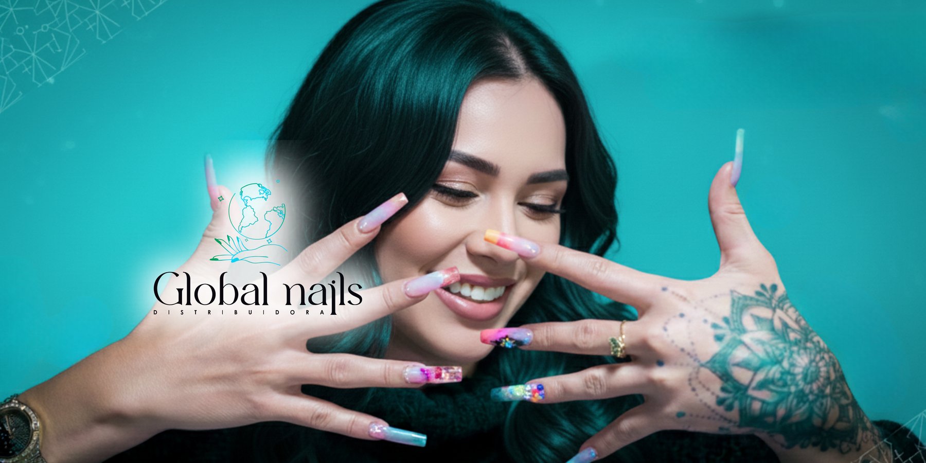 Modelo luciendo uñas con productos Global Nails